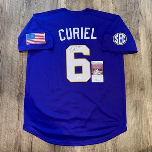 Maglia Derek Curiel autografata LSU Tigers viola firmata 2025 CWS patch JSA - Foto 1 di 7