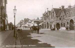 REAL PHOTO POSTCARD BERKHAMSTED HIGH STREET (NEAR HEMEL HEMPSTEAD) HERTFORDSHIRE - Picture 1 of 2
