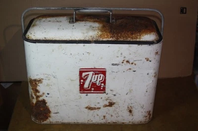 Enfriador de refrigeración vintage de metal de los años 50 7up Progress - sólido pero necesita cuidado Foto 1 de 4