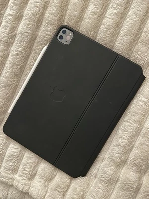 Apple iPad Pro 11-inch BUNDLE  (2nd Gen) (2020) -  128GB - Wi-Fi - A2228 - Image 1 of 4