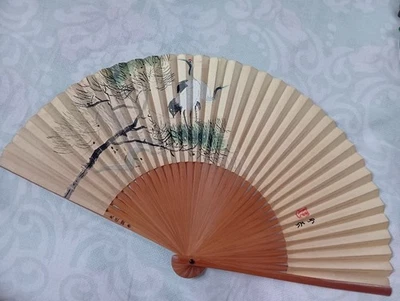 Gru ventilatore pieghevole giapponese e struttura in legno di pino dipinto a ... - Immagine 1 di 3