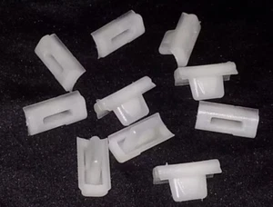 10 Quarter Molding Retainer Clips 1962 - 1966 GM Cars Chevy Side Moulding Clips - Foto 1 di 1