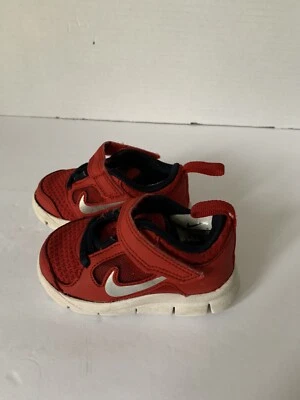 Zapatos rojos Nike para niños pequeños talla 4C cierre de gancho/bucle Foto 1 de 4