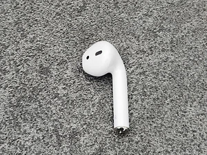 Genuine Apple AirPods 2nd Gen Right Ear Only - Fully Working - Free P&P - Zdjęcie 1 z 6