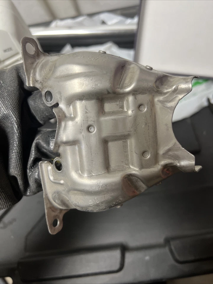 AUDI A4 QUATTRO 2018-2024 turbocompresor montaje lateral izquierdo protector térmico cubierta OEM Foto 1 de 1