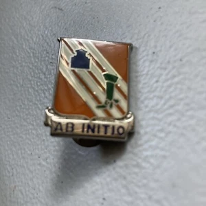 US Military 63rd Signal Battalion Insignia Pin - Ab Initio - Bild 1 von 2