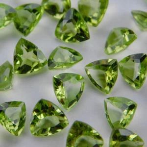 Piedra preciosa suelta peridoto natural trillón corte facetado 5x5 mm a 6x6 mm I102 - Imagen 1 de 6