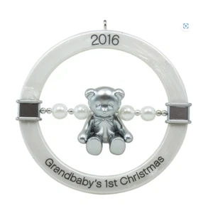 Hallmark Keepsake Ornamento Grandbaby's 1 ° orsacchiotto di Natale sonaglio 2016 - Foto 1 di 3