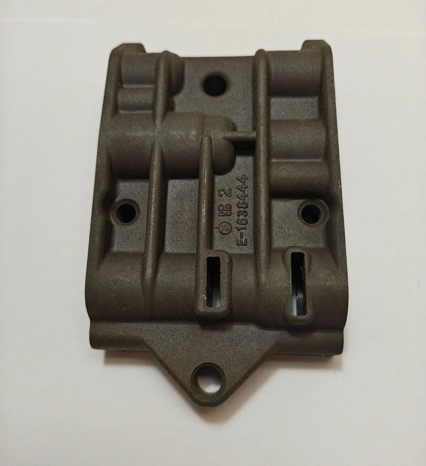 Корпус нижнего клапана коробки передач 1956 Chrysler Imperial Torqueflite 1732139 новый из старых запасов. - Изображение 1 из 4