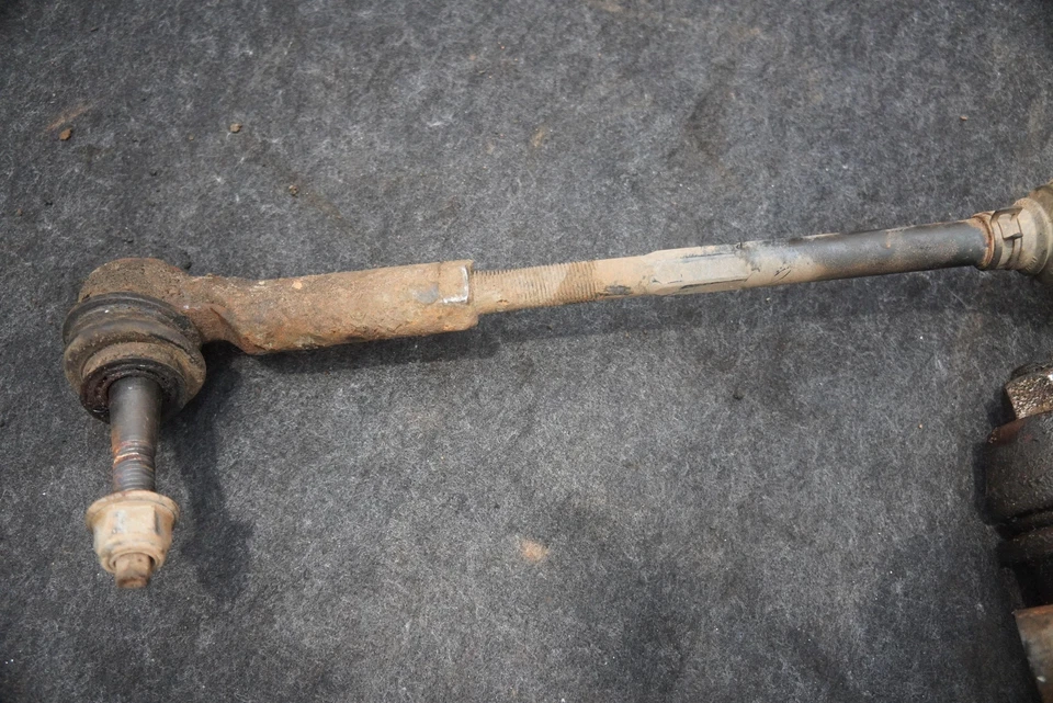 Brazo de acoplamiento de varilla de piñón de cremallera de engranaje de dirección 25944024 Chevrolet Silverado 3500 2016 Foto 1 de 4