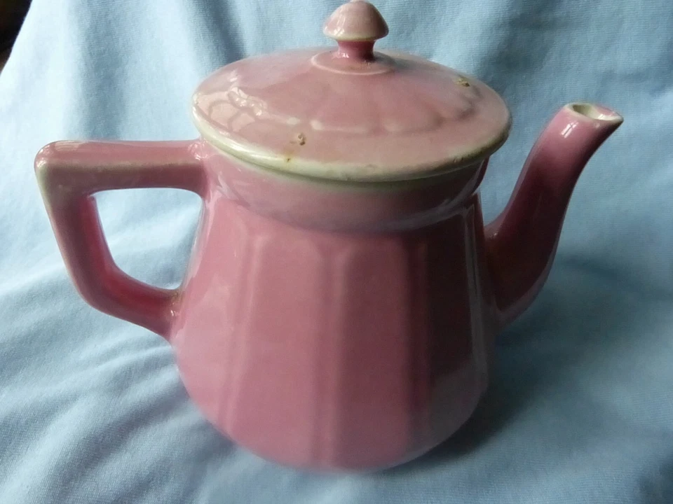 Ancienne théière décor faïence rose - Photo 1/4