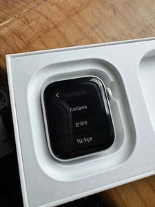 Apple Watch SE 40 mm Gray Aluminum Case with Silver Aluminium Band... - Photo 1 sur 2