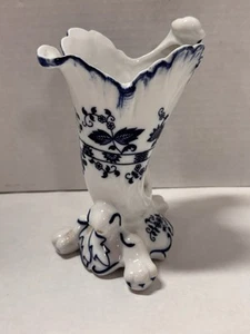 Seymour Mann Fine Porcelain China Blue Onion Cornucopia Horn Vase Vienna Woods - Picture 1 of 12