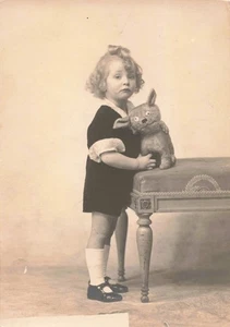 ALTES FOTO KIND UND SEIN KUSCHELTIER PLÜSCHTIER - Bild 1 von 2
