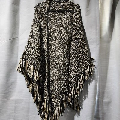 Mantón/envoltura de ganchillo triángulo abuela hecho a mano negro tostado flecos tejido suelto grueso Foto 1 de 4