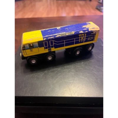Melissa & Doug, Magnetic, 8529 - TR1, Blue/Yellow train car, model YK14161 - Image 1 of 4