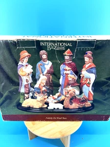  Vintage International Bazaar Porzellan Krippe 10 Figuren Holz Stall 44156978  - Bild 1 von 11