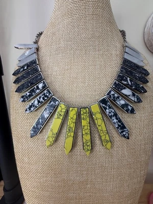 Collar BaubleBar llamativo cadena ajustable con púas de mármol amarillo y negro Foto 1 de 4