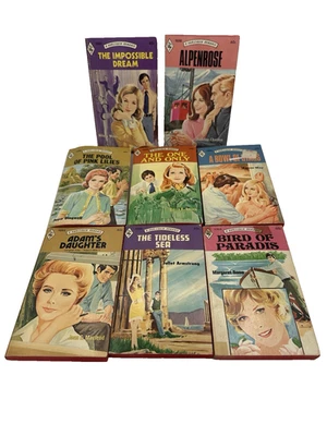 8 x Lot 1970s Vintage Harlequin Romance 1685 1686 1688 1690 1691 1693 1694 1701 - Image 1 of 4