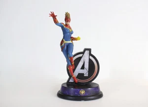 The Bradford Exchange iluminó la escultura del Capitán Marvel con el logotipo de los Vengadores - Imagen 1 de 5