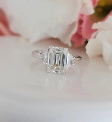 Anillo de boda de tres piedras de diamantes cultivados en laboratorio VS1 talla esmeralda de 3,50 quilates de oro blanco de 14 k Foto 1 de 4