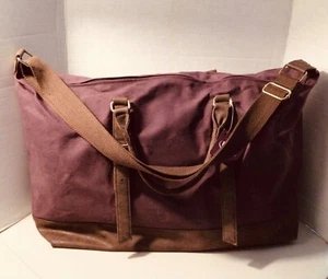 DUFFEL BAG NWT UNISEX TRAVEL - Picture 1 of 5