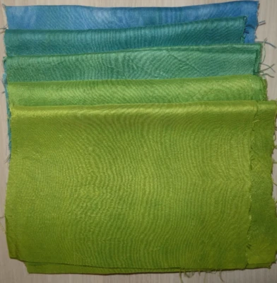 Seidenpäckchen Seidenstoff Handgefärbt Farbverlauf grün bis blau 5 x 20 x 112 cm - Bild 1 von 3