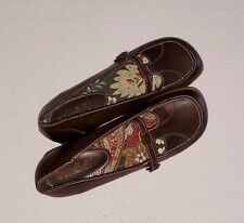 Mudd Ladies Dakota brown flat shoes. Size: 8.5