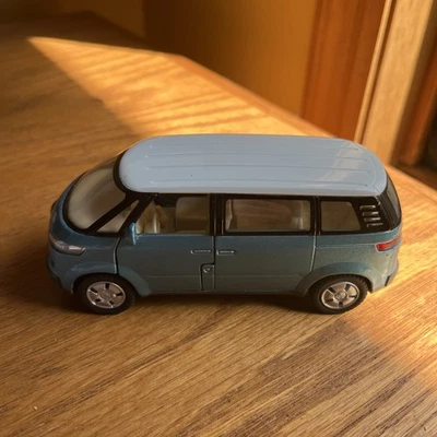 Литой автомобиль Kinsmart масштаб 1:24 2001 VW микроавтобус бирюзовый/бирюзовый синий  - Изображение 1 из 4