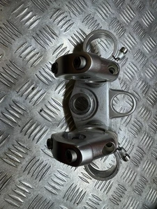 TRIUMPH STREET TRIPLE 675 2009 TOP FORK YOKE WITH RISER TRIPLES TREE CROWN - Bild 1 von 9