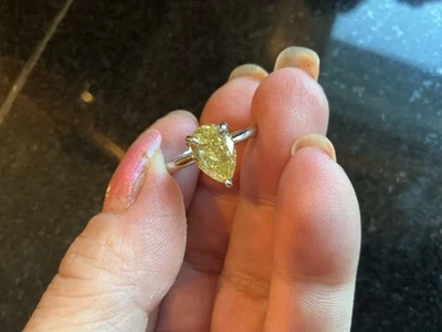 Anillo solitario de moissanita con corte de pera amarillo vivo de lujo de 2 quilates Foto 1 de 4