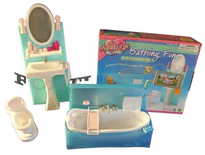 FANCY LIFE PUPPENHAUS MÖBEL GRÖSSE Badespaß Badewanne mit Rückwand SPIELSET - Bild 1 von 5