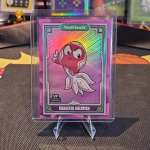 Graceful Goldfish - VeeFriends 2025 Topps cromo rosa refractor/75 (n.º 81) - Imagen 1 de 3