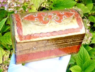 ANCIEN COFFRET à BIJOUX style FLORENTIN figurant un coffre miniature vers 1960 - Photo 1/4