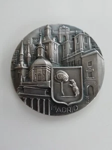 UNA MEDAGLIA BRONZO ARGENTATO COMMEMORATIVA DELLA CITTÀ DI MADRID, SPAGNA - PROGETTATA 1966 - Foto 1 di 24