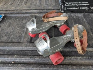 Vintage Union Metall Rollschuhe mit roten Kunststoffrollen - Bild 1 von 5