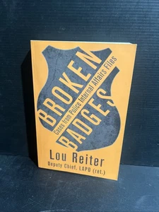 SIGNED 1st BROKEN BADGES: CASES FROM POLICE INTERNAL AFFAIRS FILES By Lou Reiter - Imagen 1 de 4