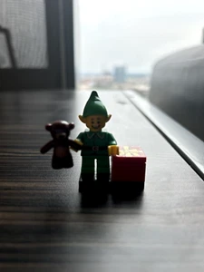 LEGO Minifigure - Holiday Elf - Series 11 - Picture 1 of 1