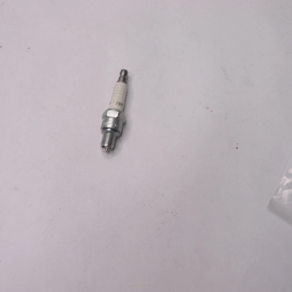 Bujía de motor pequeña Champion Copper Plus 808  Foto 1 de 4