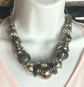 "Nuevo con etiquetas Collar Bold Elements Tono Plateado Cuentas Hinchadas Texturizadas Discos Grandes 21,5" - Imagen 1 de 2