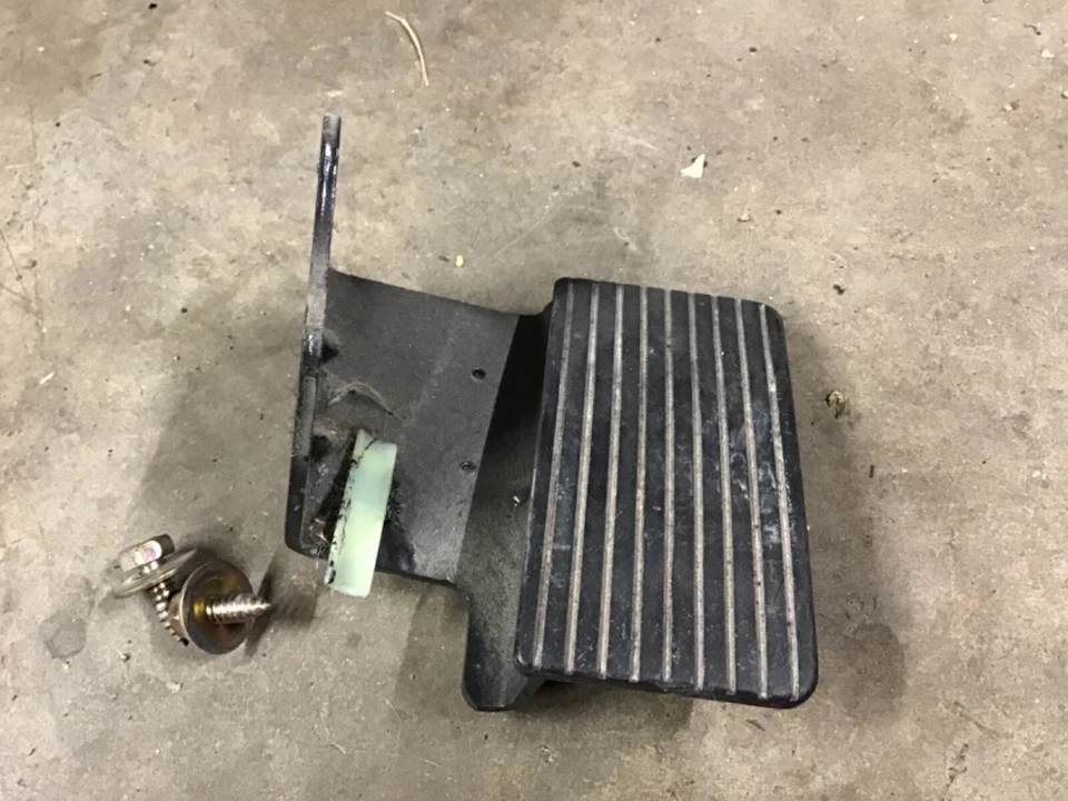 Ford Mustang 2001 99-04 soporte de pedal de reposapiés de piso 1999-2004 ¡Envío gratuito! Foto 1 de 1