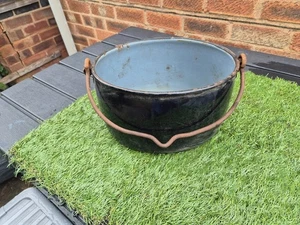 VINTAGE LARGE BLACK / BLUE ENAMEL OVAL COOKING POT - CAST IRON HANDLE - Picture 1 of 6