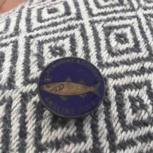 Vintage Pembrokeshire and district angling club Enamel Pin Badge fishing - Picture 1 of 2