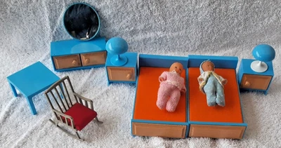 DDR Puppenstuben Möbel Konvolut Schlafzimmer und 2 Püppchen - Bild 1 von 4