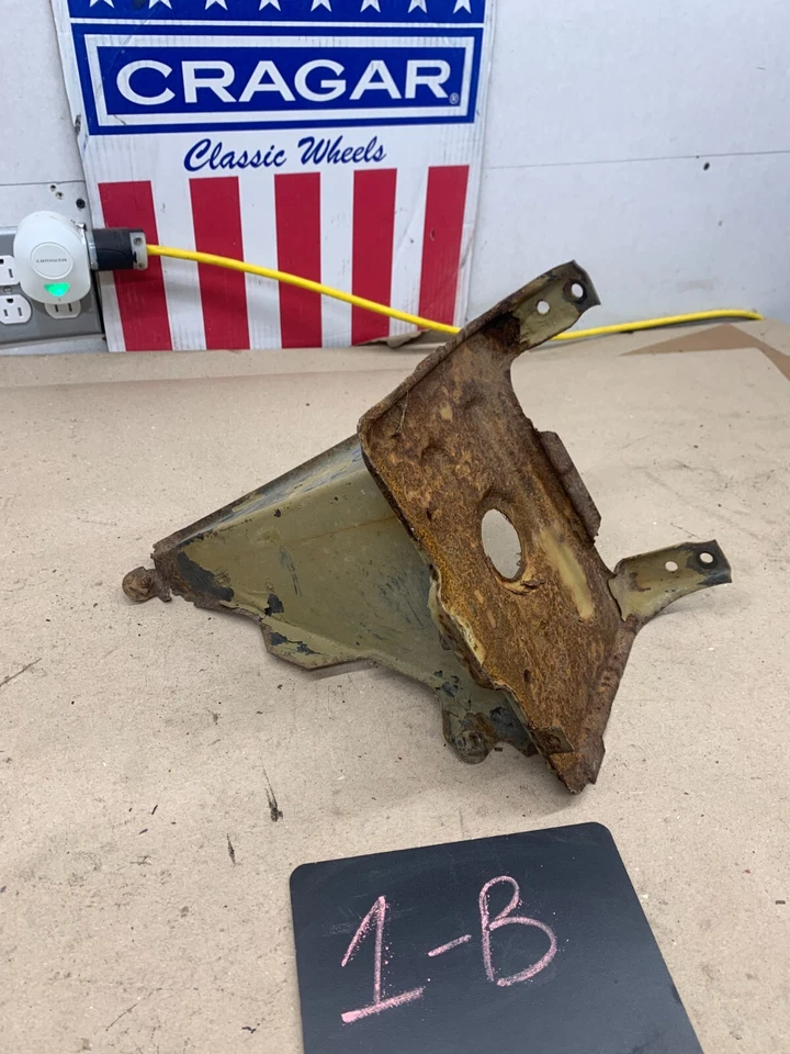 1981 82 84 85 1987 CHEVROLET GMC K5 K10 C10 C30 K30 TRK Used Battery Tray Holder - Image 1 of 4