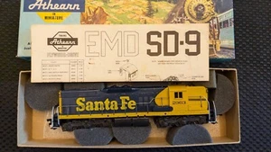 Athearn HO EMD SD 9 Locomotive, Santa Fe #2963, good runner, LN - Picture 1 of 6