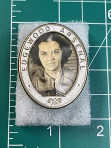 Prendedor insignia identificación trabajador de guerra empleada femenina arsenal de madera de borde de la Segunda Guerra Mundial - Imagen 1 de 2