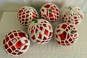6 Vintage rote Satin Weihnachtsschmuck Kugeln mit weißem Häkelbezug Wickel - Bild 1 von 4
