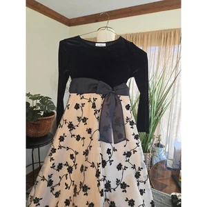 NUEVO CON ETIQUETAS - EDICIONES RARAS - Vestido Niñas Negro Terciopelo Manga Larga Floral Superpuesto Talla 12 - Imagen 1 de 11