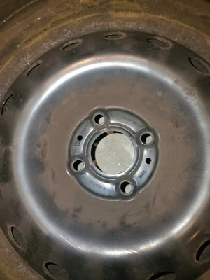 Verkaufe vier Wintereifen mit Felge und Radkappen - Bild 1 von 4